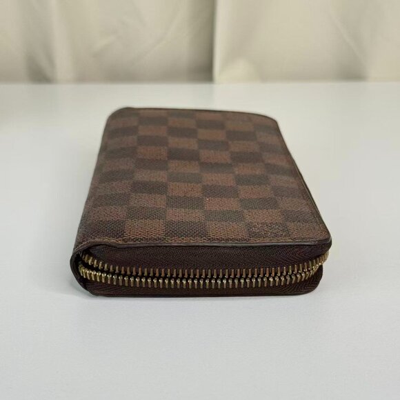 Louis Vuitton Damier Ebene Wallet with Classic Checkered Design - Picture 3 of 9